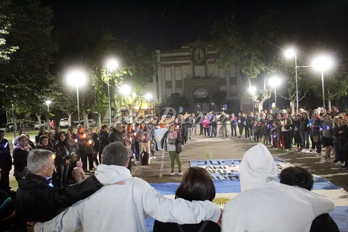 En la plaza. Frente al municipio, familiares y amigos de los policías acompañaron el reclamo