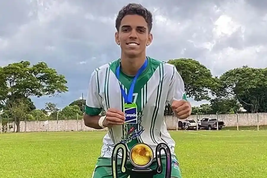 Horror un futbolista de 19 años fue hallado descuartizado en un río y con tres disparos en Brasil