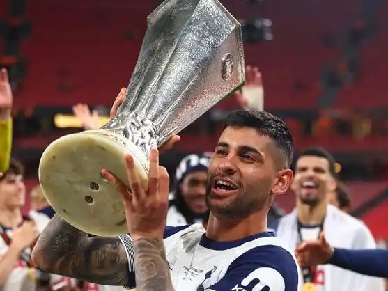 Romero levanta el trofeo de la Liga de Europa.