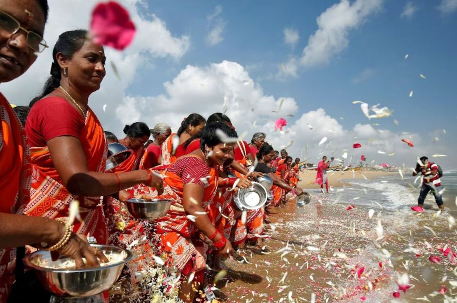 Mujeres esparcen pétalos de flores en las aguas de la Bahía de Bengala durante una ceremonia de oración por las víctimas del tsunami de 2004 (Foto de archivo: Reuters)