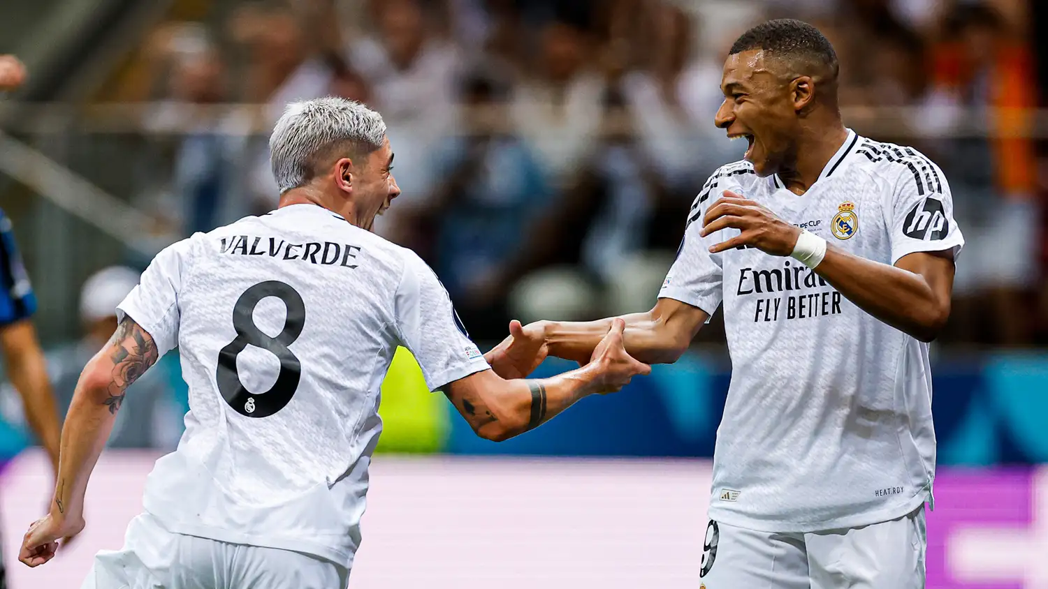 Festejo entre Valverde y Mbappé, autores de los goles.