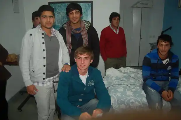 Saltó a despejar un tiro libre, recibió un codazo y ahora deberán operarlo