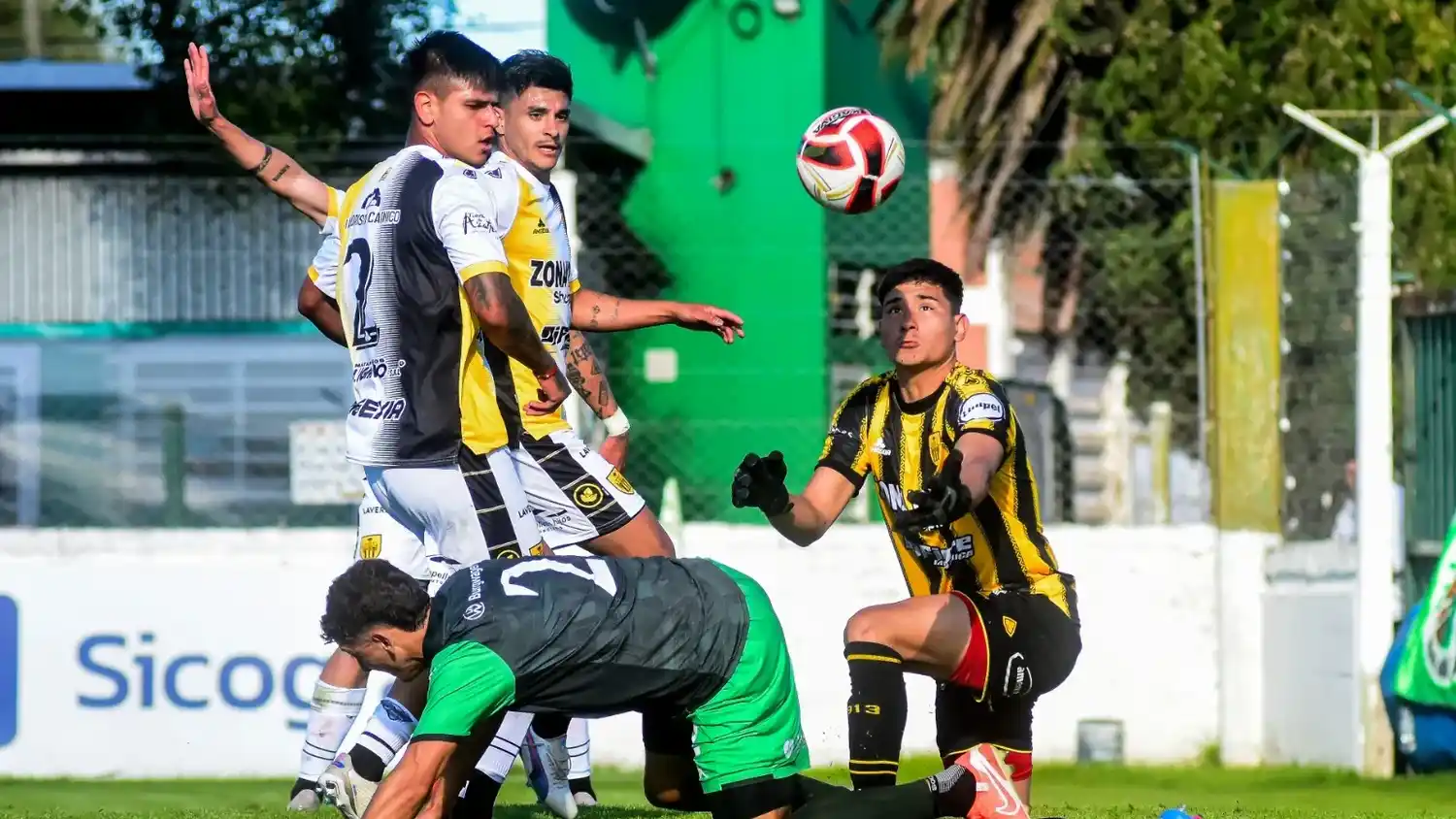 Domínguez, Ihitz y Moris, titulares de Santamarina ante Kimberley. (Foto gentileza de Diario La Capital).