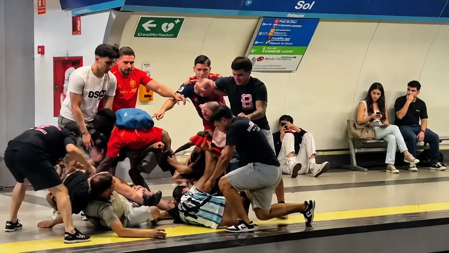 Un argentino siendo agredido por españoles.