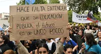 Marcha de antorchas por la Universidad: “Hay docentes que renuncian y estudiantes que tienen que dejar”