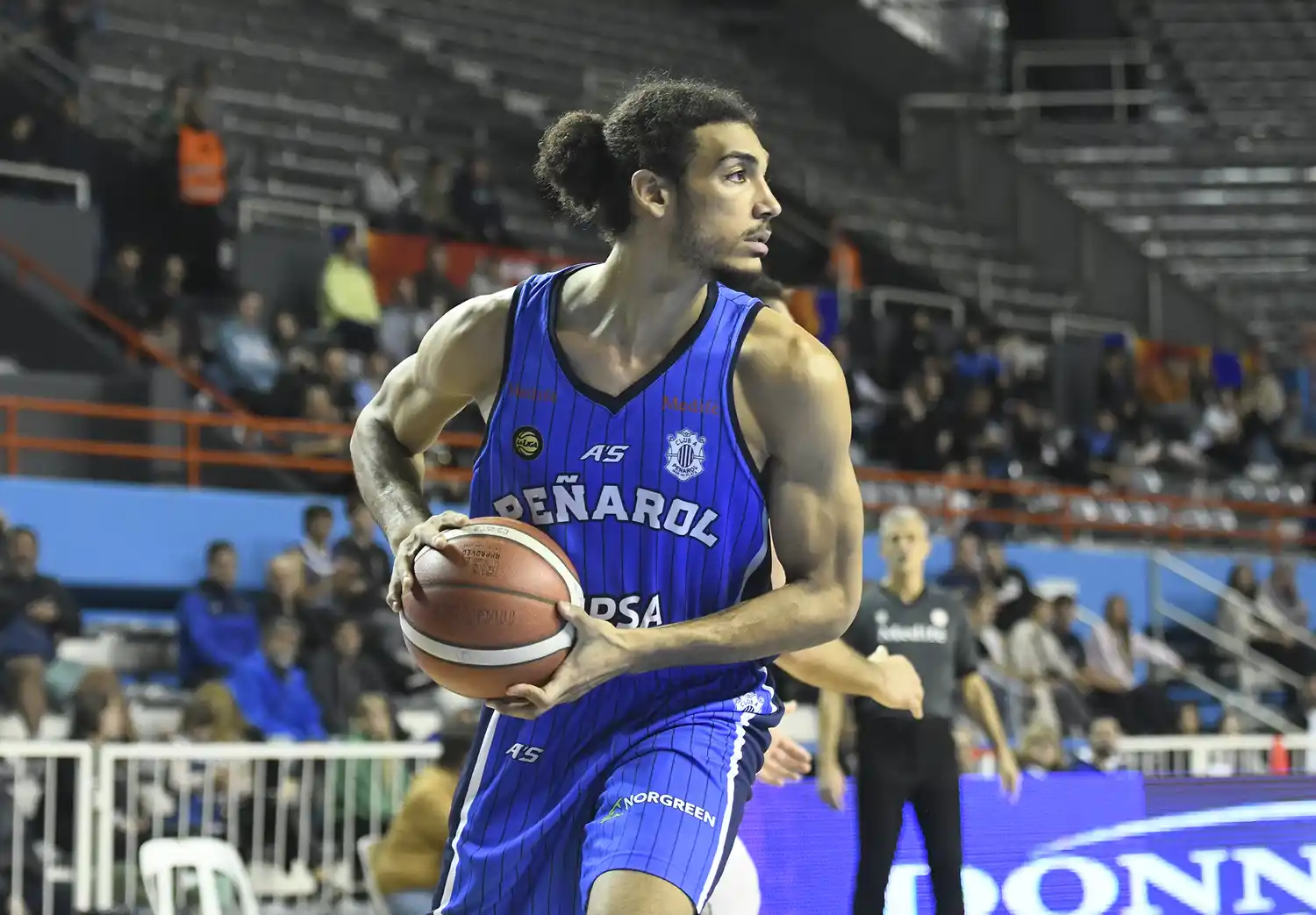 Peñarol y el dilema del pivot: cortará a Justin Everett