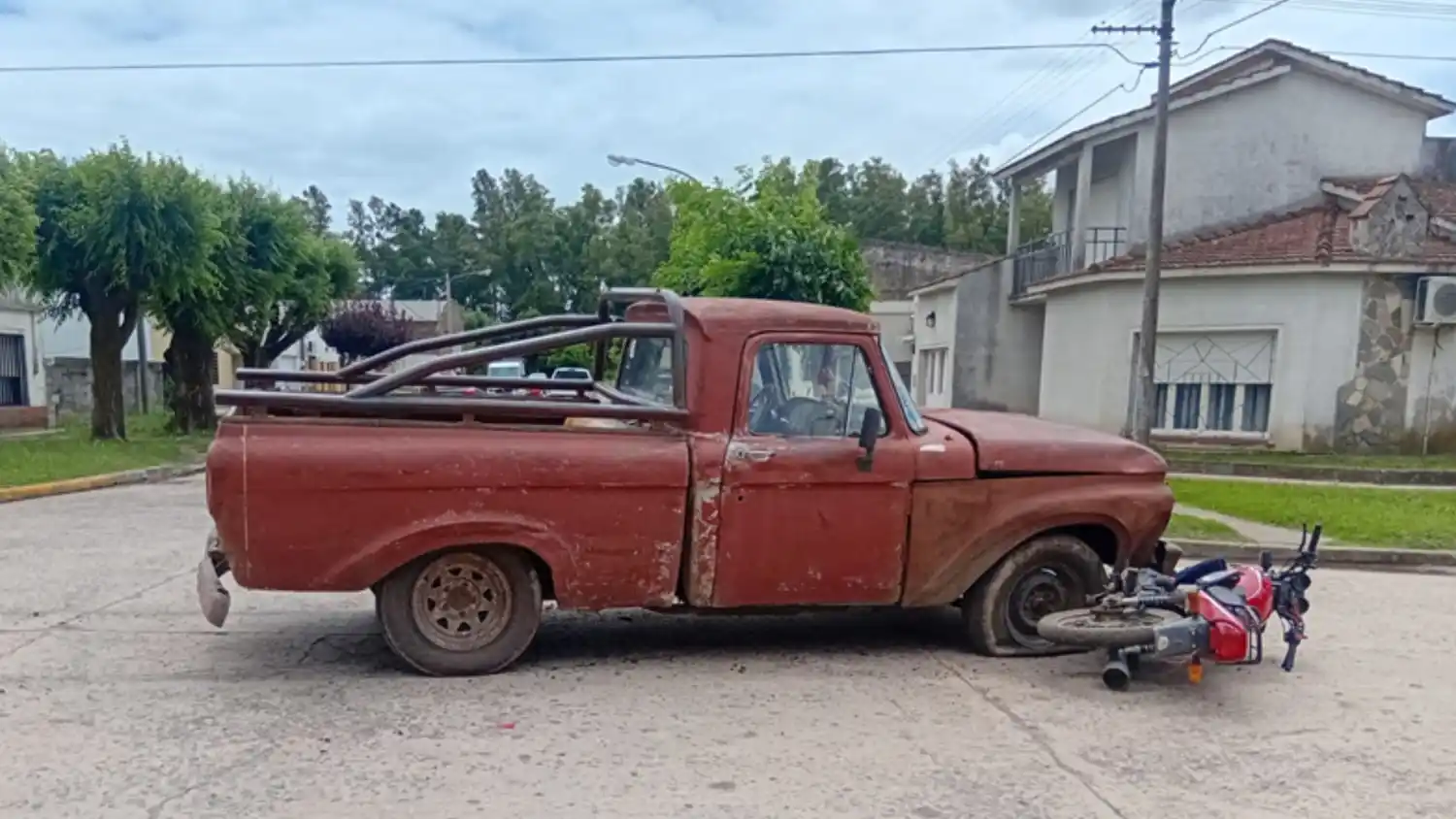 Una joven resultó lesionada tras un accidente entre una moto y una camioneta en Santa Lucía.