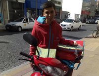 A dos años de la cruzada solidaria, Mariano consiguió empleo y logró comprarse una moto