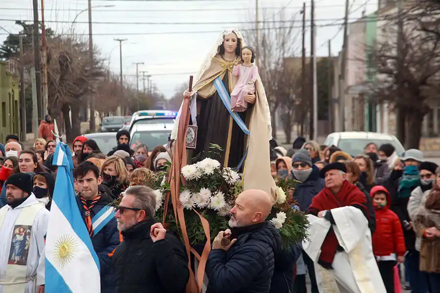 Fiesta patronal. Procesión por las calles