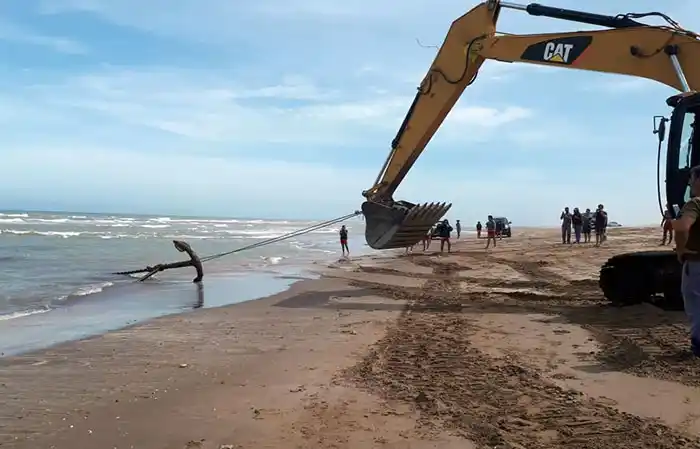 Extrajeron antiguas anclas en el balneario San Cayetano