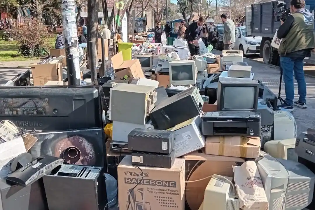 La exitosa jornada de recepción de materiales reciclables se desarrolló este miércoles en la Facultad de Ciencias Económicas y Sociales.