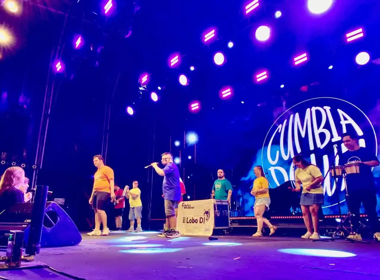 Cumbia Down emocionó en la apertura de la Fiesta Nacional de la Playa del Río