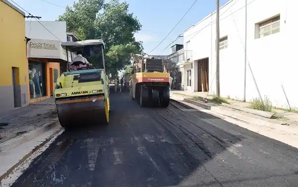 Avanzan con el asfaltado de la calle Gualeguay