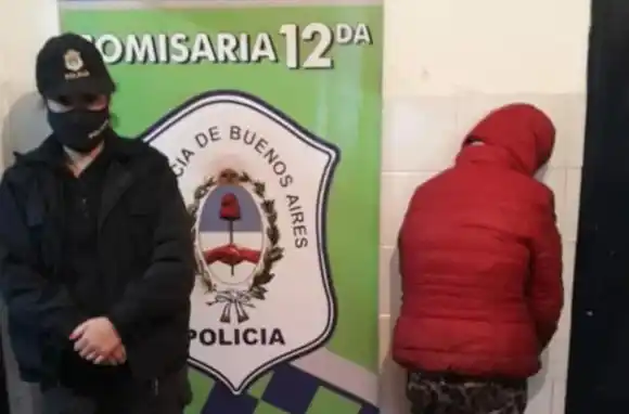 Aprehendieron a una mujer por robarle el celular y la recaudación a un remisero