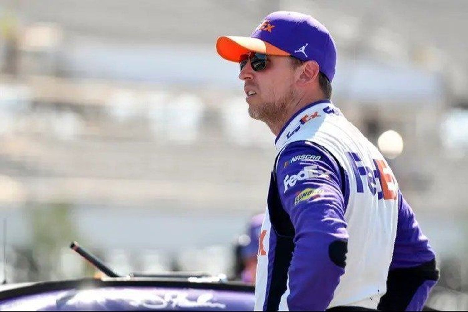 Denny Hamlin ofrece una recompensa por un trofeo perdido