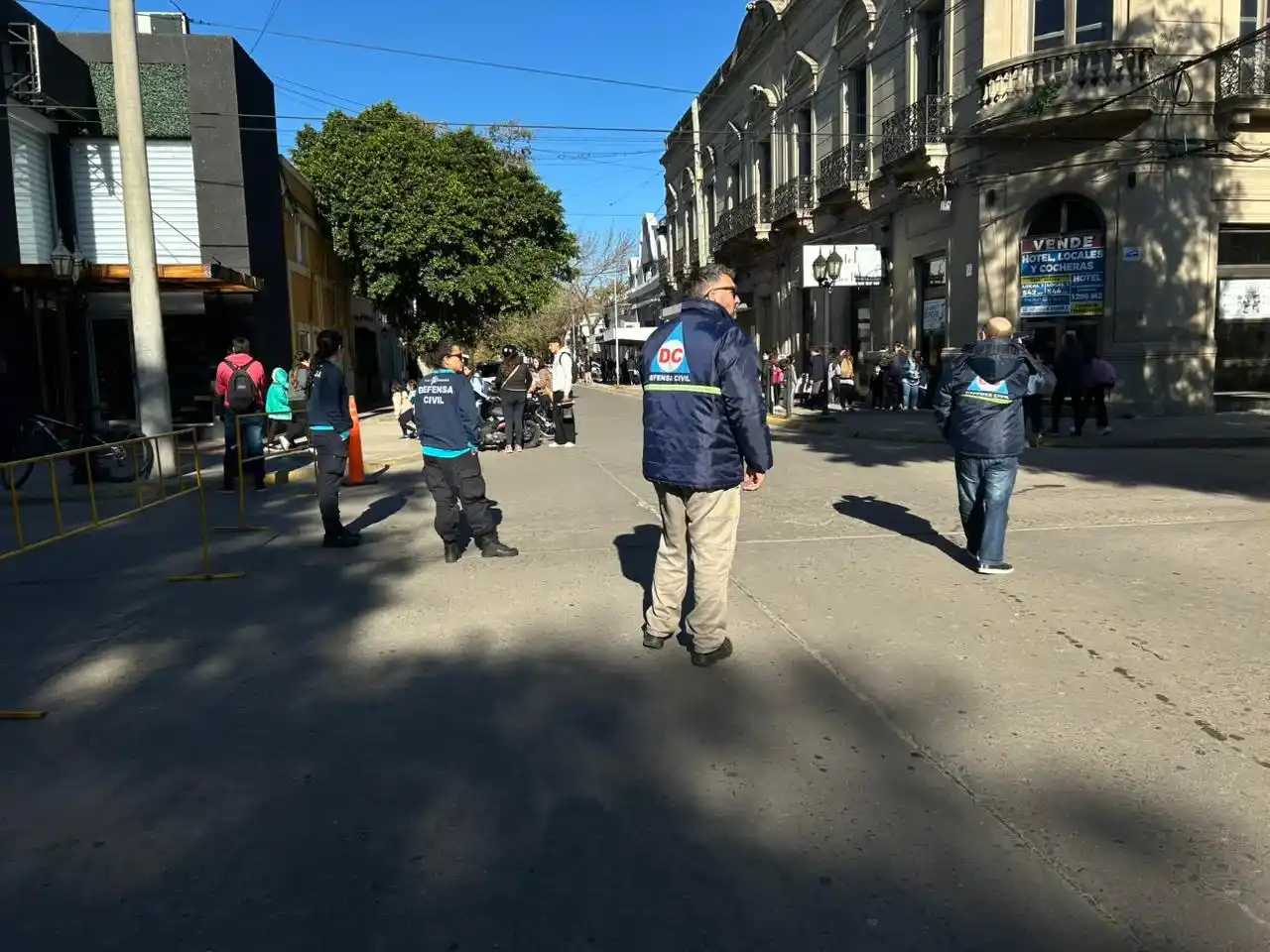 Defensa Civil y la Dirección de Tránsito intervinieron para la evacuación en plaza Belgrano.