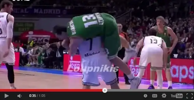 ¿Juega al basquet o hace judo? Así se sacó de encima un rival Campazzo