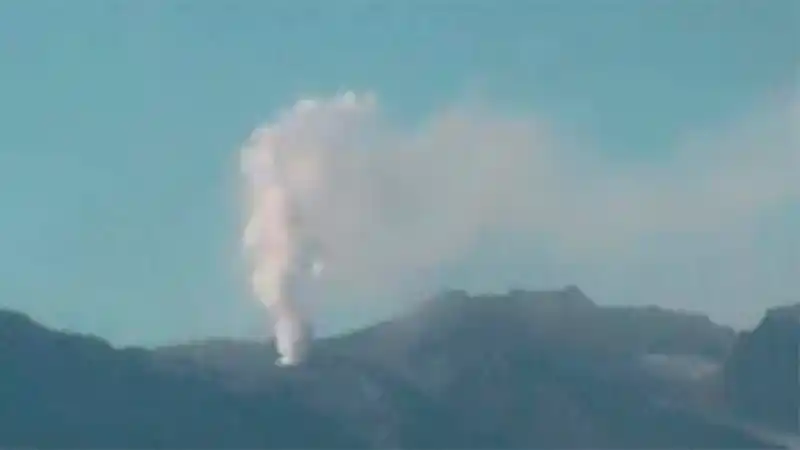 Chile: columna de humo en volcán cercano a la frontera argentina