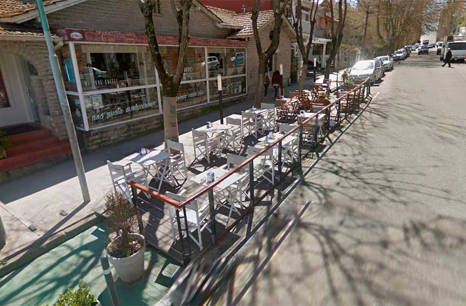 Calle Olavarría: proponen la instalación de decks con mesas y sombrillas en restaurantes y cervecerías