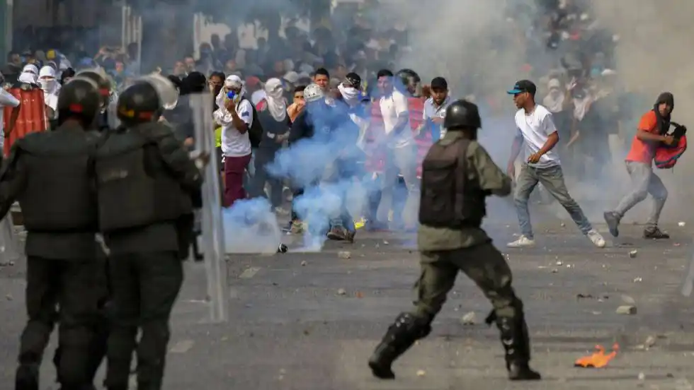 Maduro se atrinchera con el apoyo de los militares