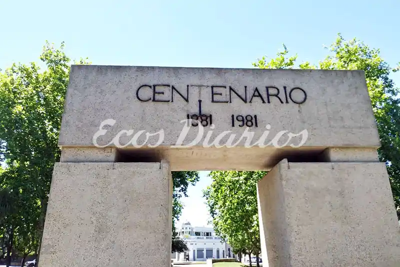 Se están saliendo las letras del monumento al Centenario