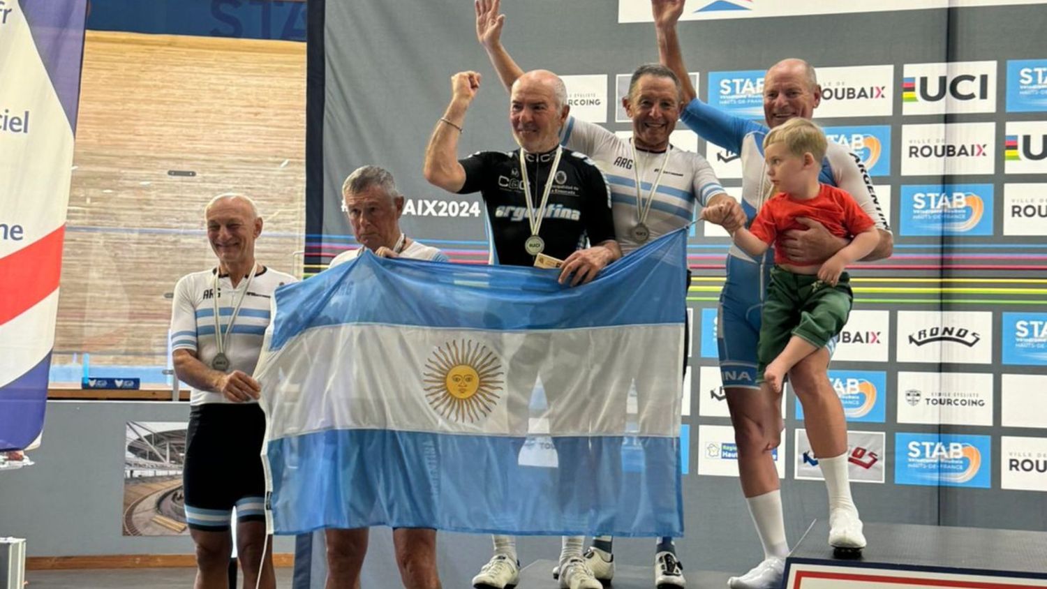 Zoric y el equipo argentino recibiendo la medalla de plata.