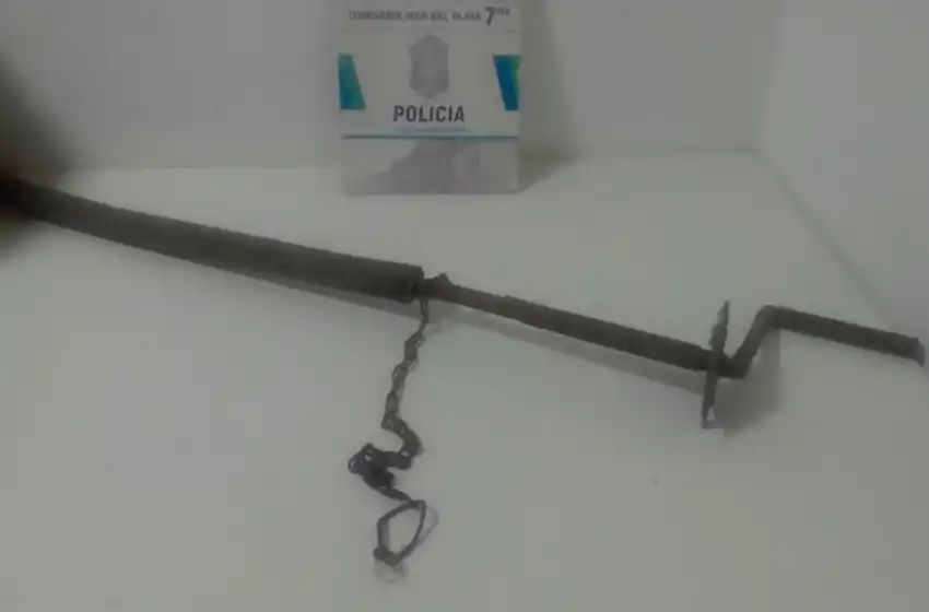 Palanqueó una puerta para entrar, pero el ruido lo delató