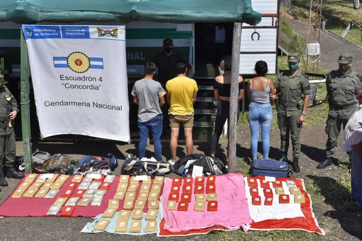 Viajaban con 84 kilos de marihuana ocultos en equipajes