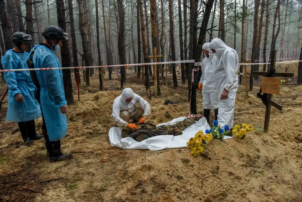 Ucrania: al menos 30 de los cuerpos hallados en ciudad de Izium tenían “signos de tortura”
