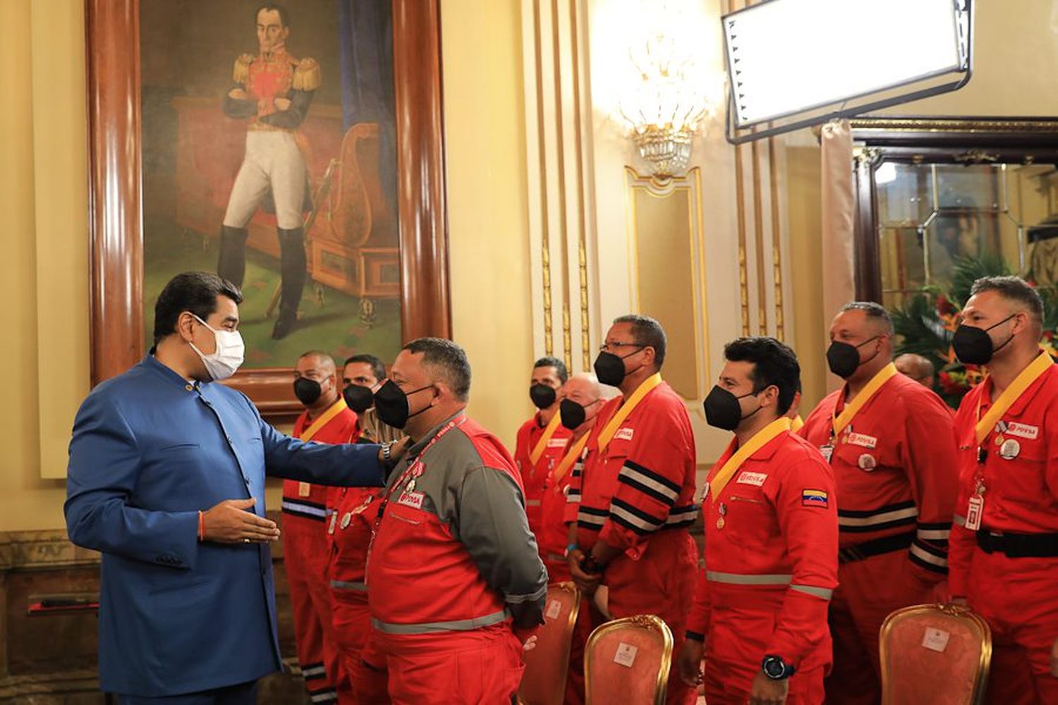 Maduro condecora a bomberos que ayudaron a apagar el incendio en Matanzas, Cuba
