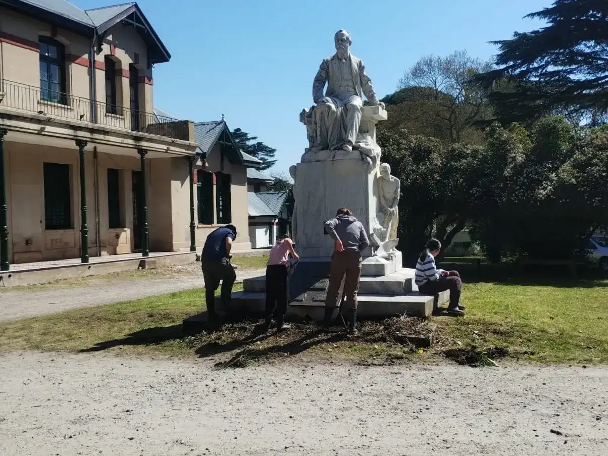 Estudiantes de Vivero plantaron los ejemplares donados por la Asociación de Exalumnos.