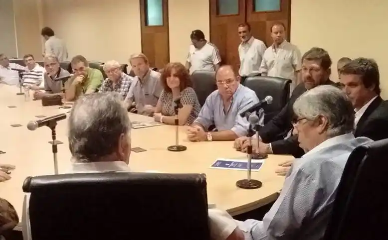 Las CGT de Moyano y Barrionuevo entregarán $6 millones para los inundados  