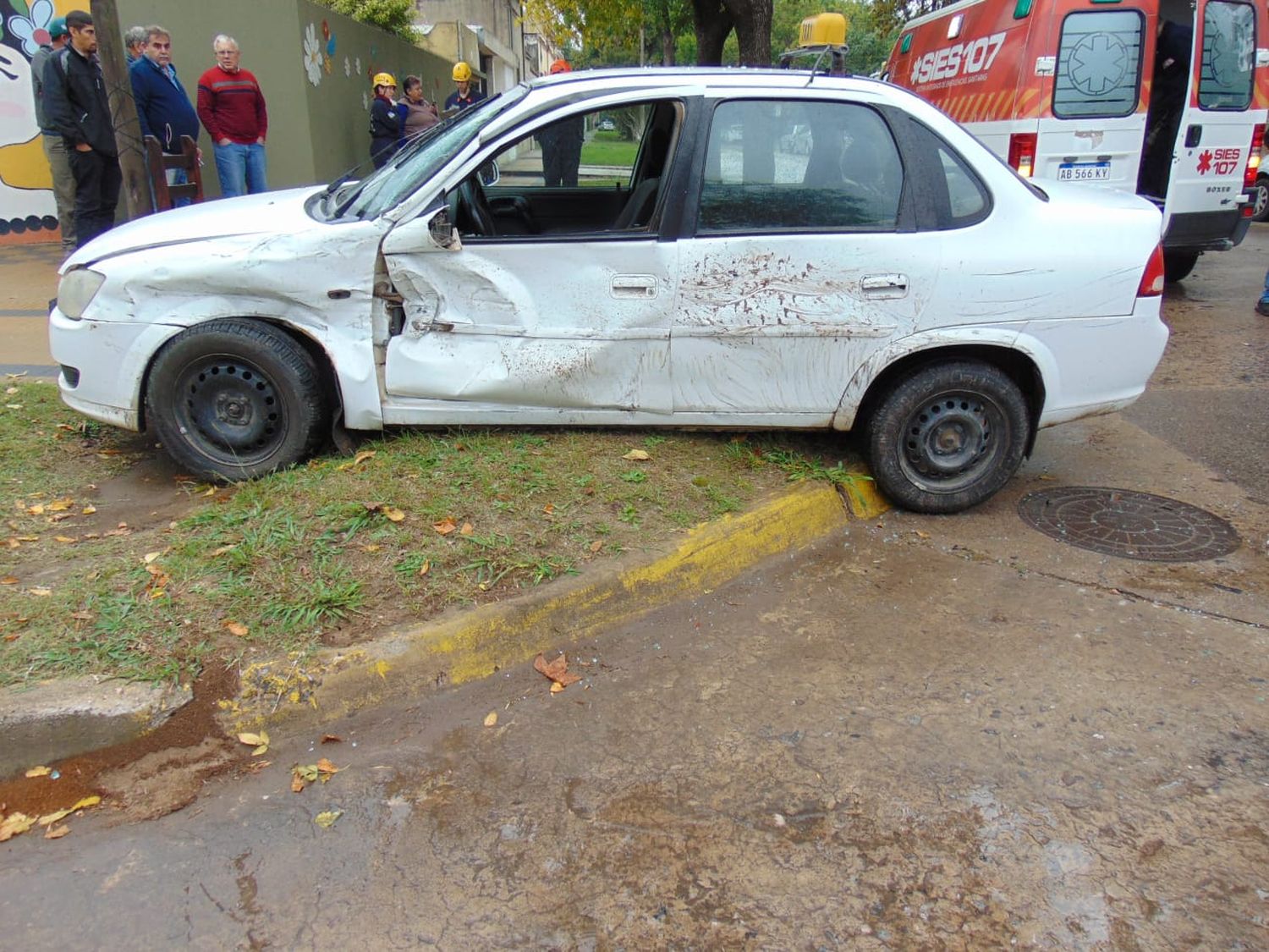 Un taxi termino sobre la vereda en Garibaldi y Falucho. Foto: Bomberos Voluntarios de Venado Tuerto