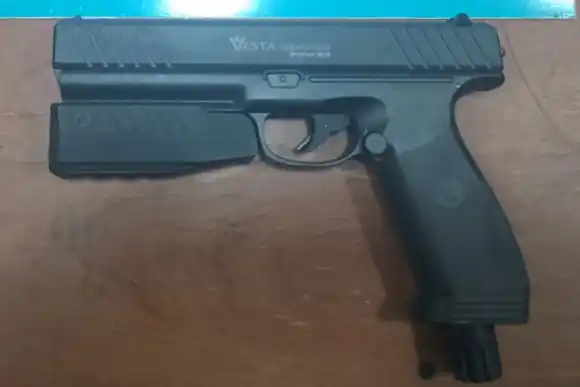 Detuvieron a dos automovilistas y al conductor de una grúa por un altercado con un arma falsa