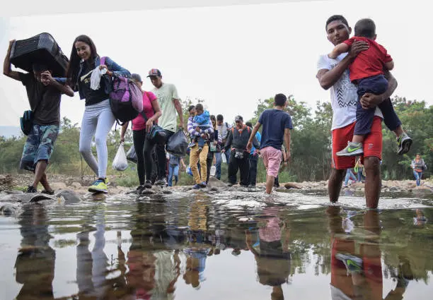 HRW: al menos 3 mil venezolanos huyen a Colombia tras ataques en Apure
