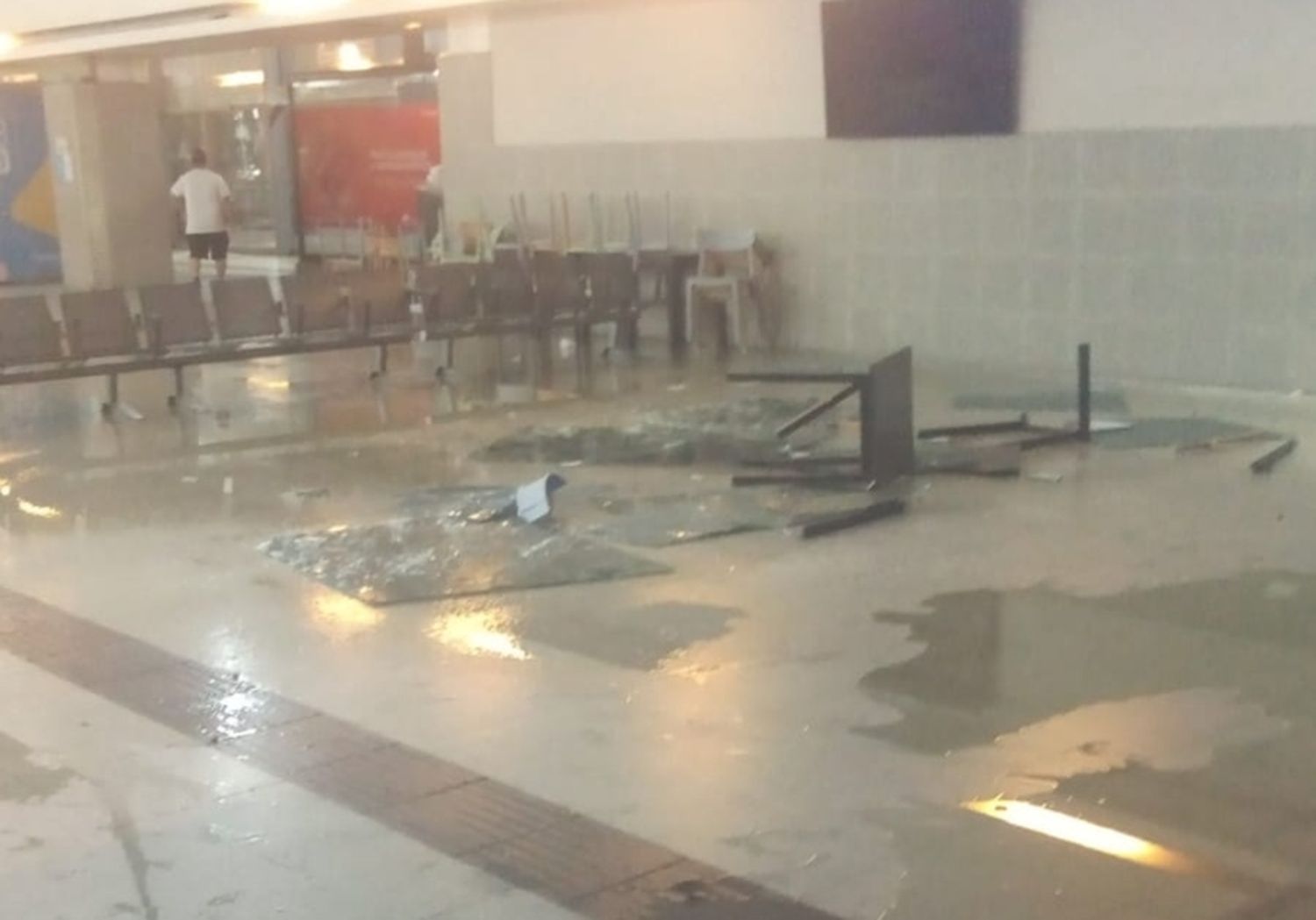 A los inconvenientes en el aeropuerto de Rosario, se suman destrozos en la terminal de ómnibus