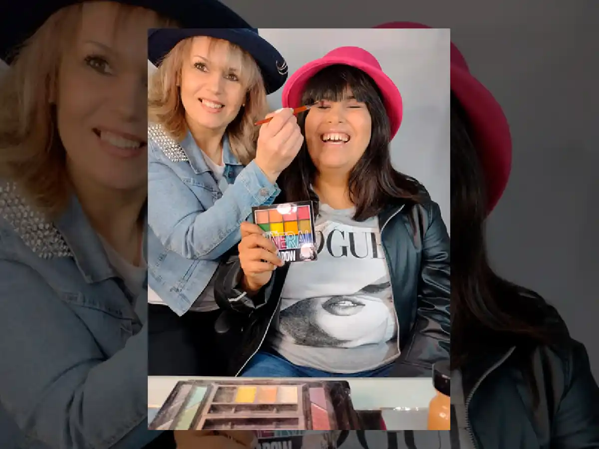  Bellas por dentro y por fuera: Kini y Mili enseñan maquillaje en las redes sociales 