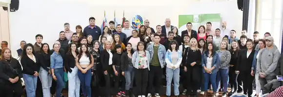 Entrega de credenciales a agentes de control de admisión y permanencia