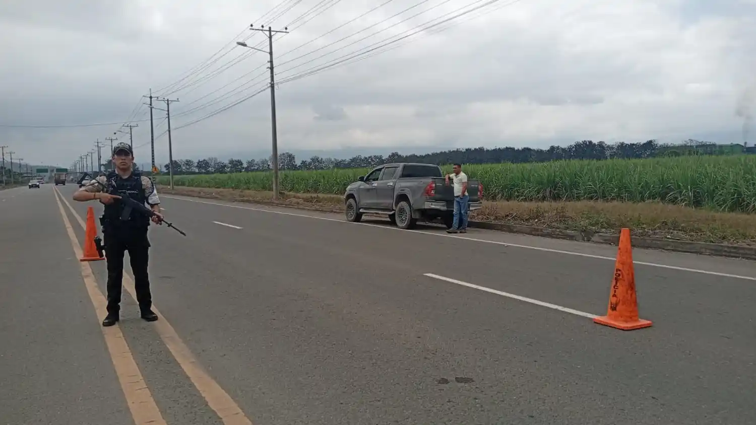 Un militar resguarda una vía en Ecuador en medio de las protestas.
