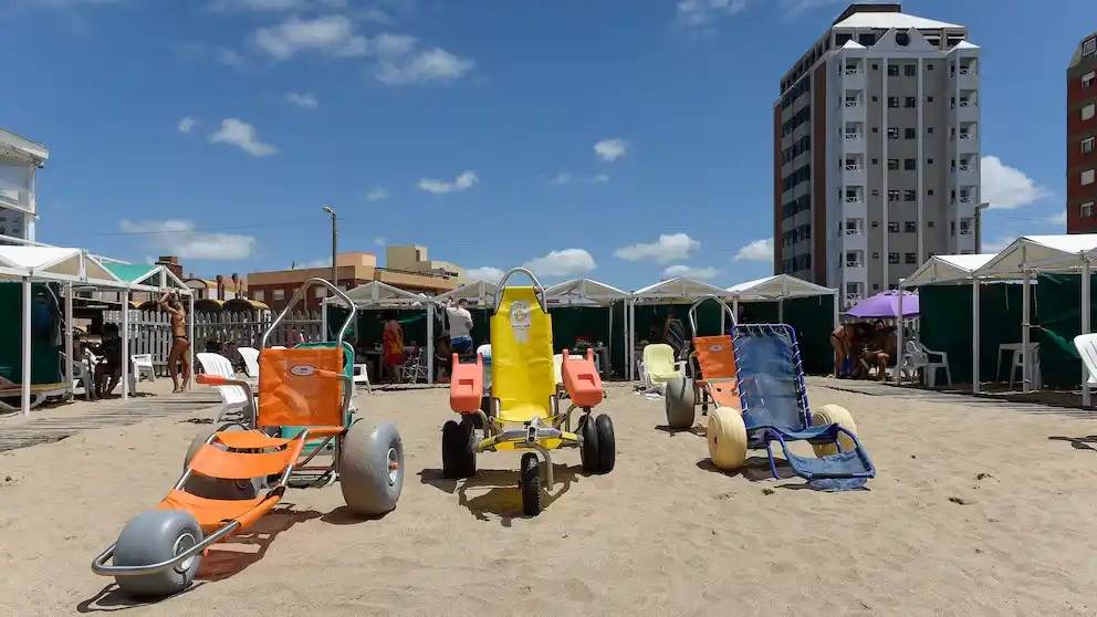 Villa Gesell: la playa integrada cumple 10 años y ya funciona a diario con servicios gratuitos de accesibilidad
