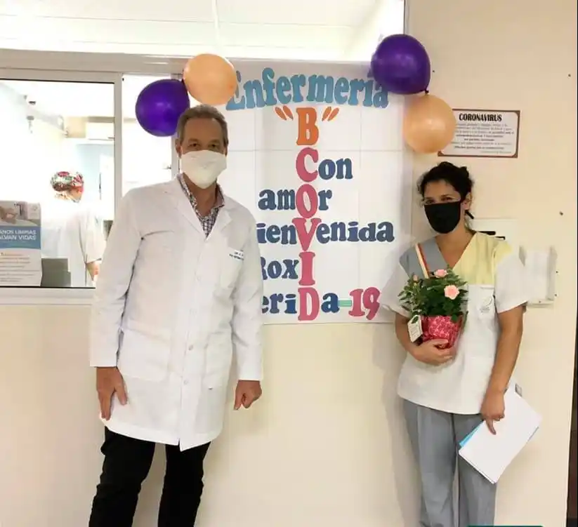 La enfermera recuperada de covid-19 recibió una cálida bienvenida en su regreso al trabajo