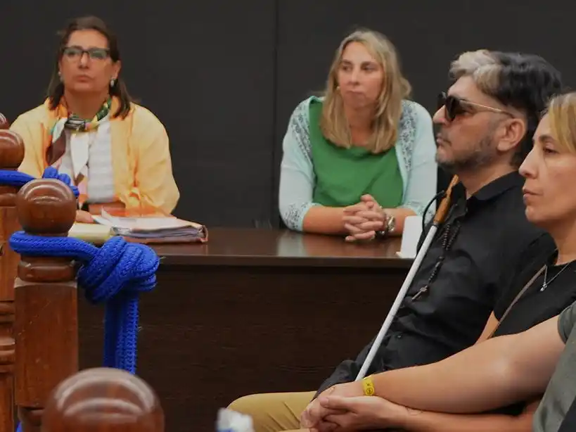 El imputado Christian Gilberto Bustos, con lentes y bastón, escucha en la sala su condena a 20 años de prisión.