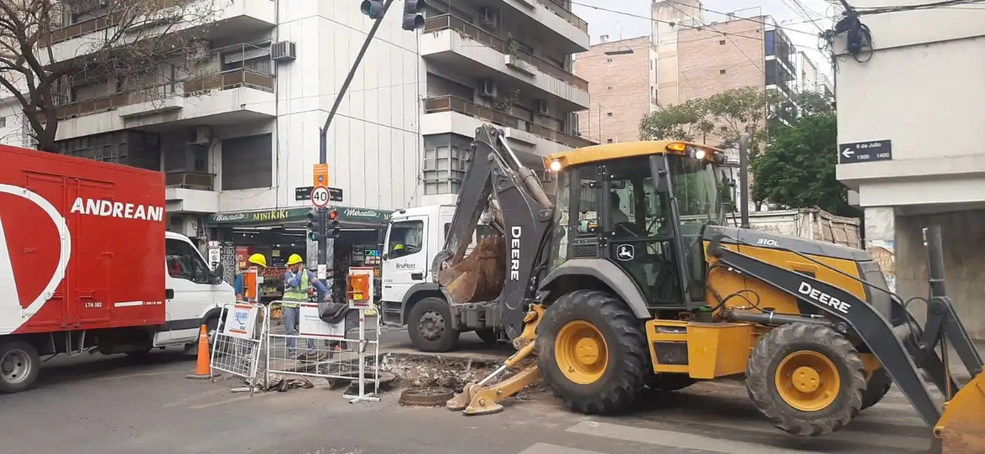 Enorme pozo en 9 de Julio y Entre Ríos: comenzaron los trabajos y hay corte de calles
