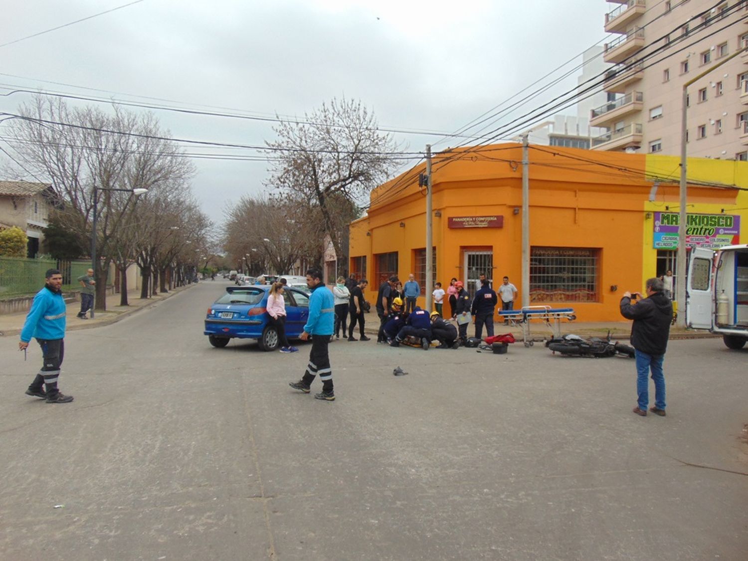 Bomberos, SIES 107, Tránsito y Policía trabajaron en el lugar.