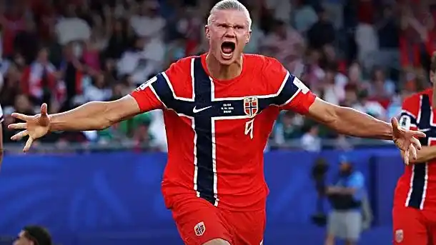 Haaland anotó dos veces en su debut mundialista.