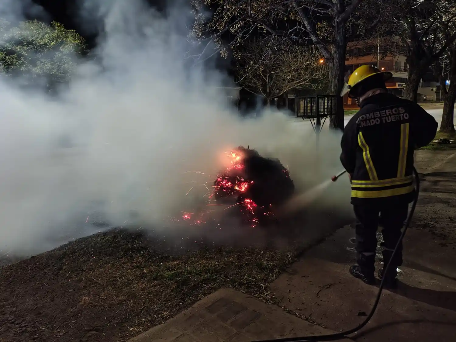 Personal de bomberos controlando el fuego.