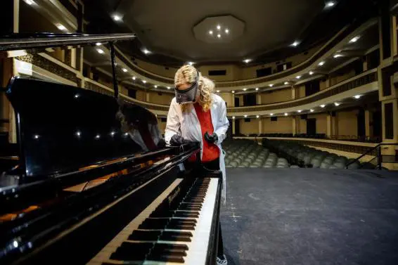 Restauran emblemático piano del Teatro Colón de Mar del Plata