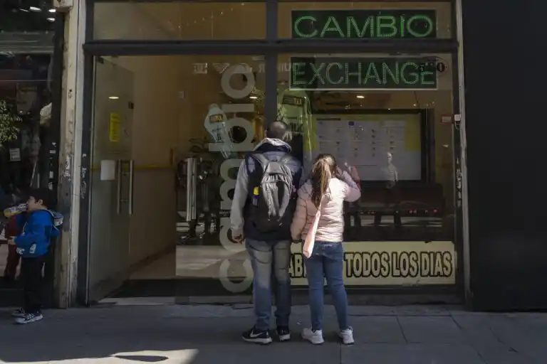 Unas 90.000 personas renunciaron a los subsidios para comprar dólares