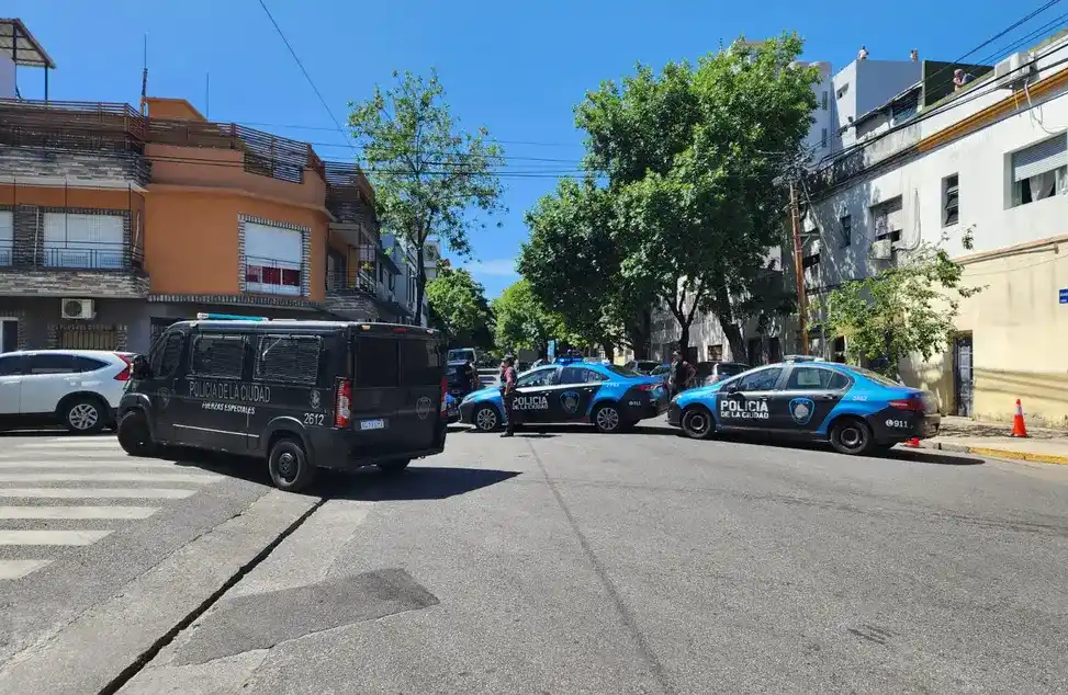 Tensión en Parque Chas por una toma de rehenes en una fábrica textil