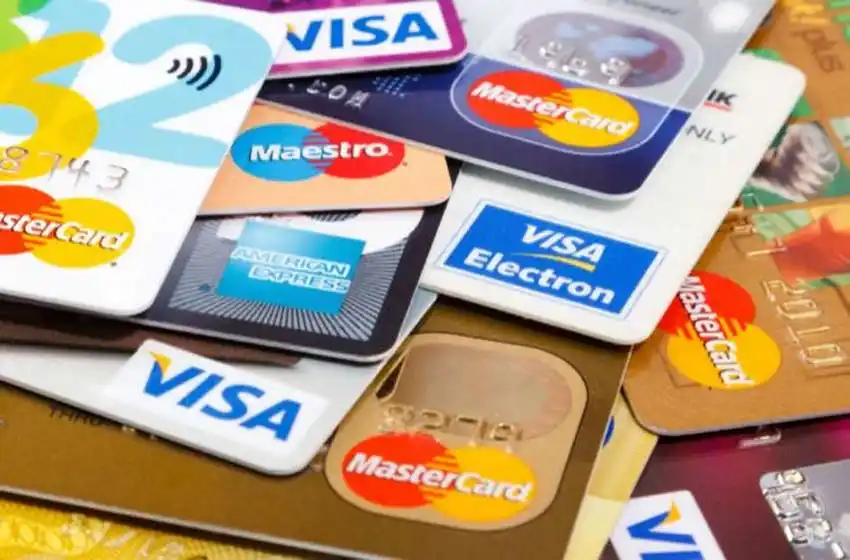 El Banco Central habilitará el pago en dólares con tarjeta de débito y QR